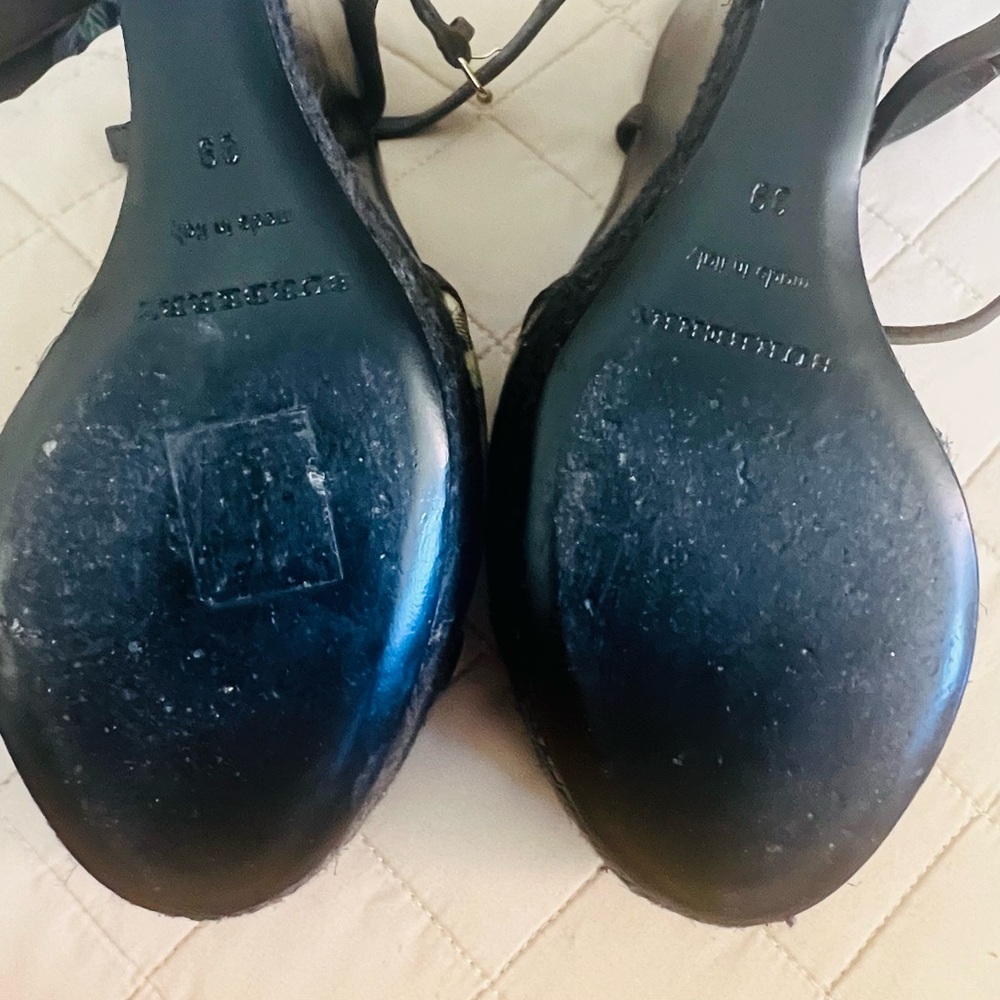 Burberry Wedges, the epitome of elegance. Perfect for any occasion. - Picture 7 of 7